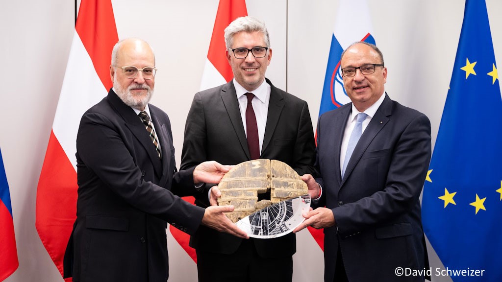 During the 2023 EUSALP Annual Forum, Mr Fasel (left), Switzerland’s State Secretary of the Federal Department of Foreign Affairs, jointly with Mr Dieth (right), President of the Conference of Cantonal Governments, handed over the EUSALP wheel to Mr Štucin (center), Slovenia's State Secretary for European Affairs, representing the incoming 2024 Slovenian Presidency. ©David Schweizer.